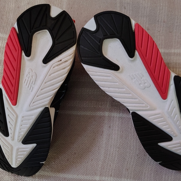 New Balance Kids Black/White Sneakers Size 5. - Picture 4 of 5